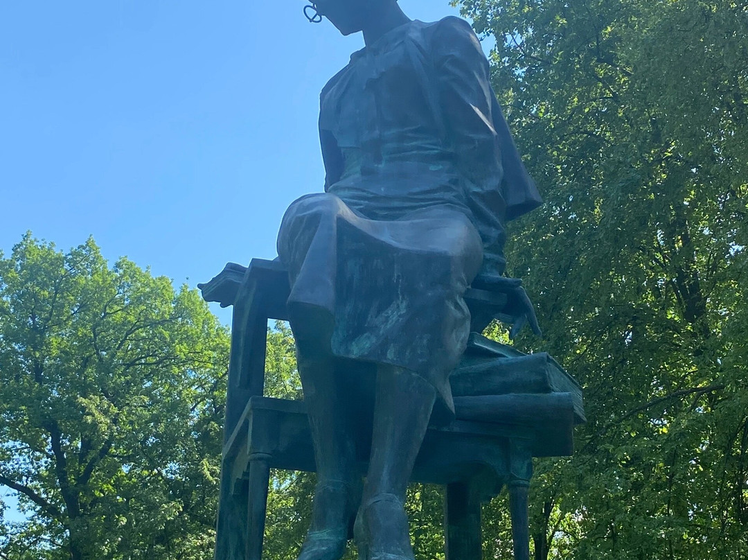 Anne Ivanovne Zelenovoi Monument-巴甫洛夫斯克 必去景点