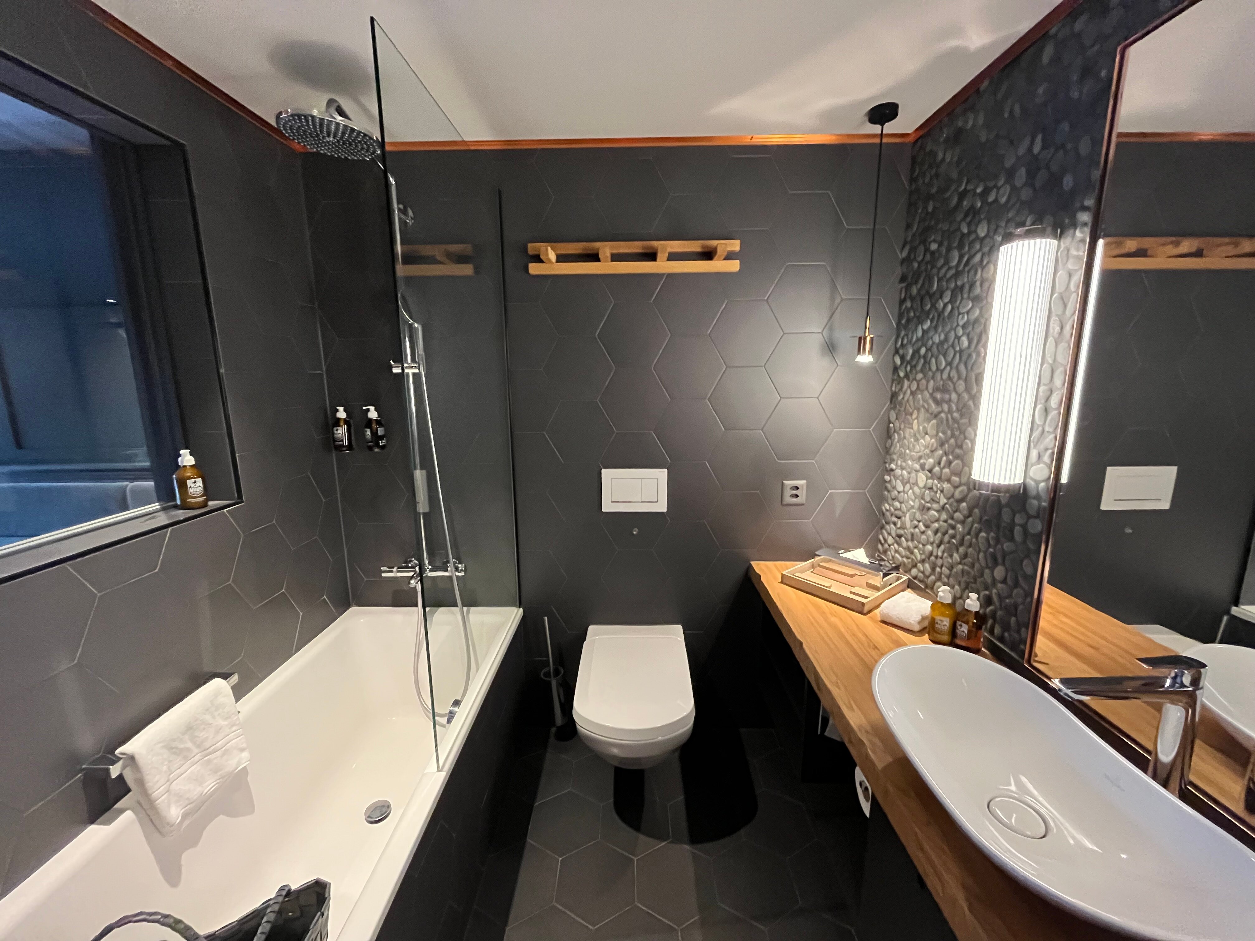 HUUS Gstaad Hotel-浴室