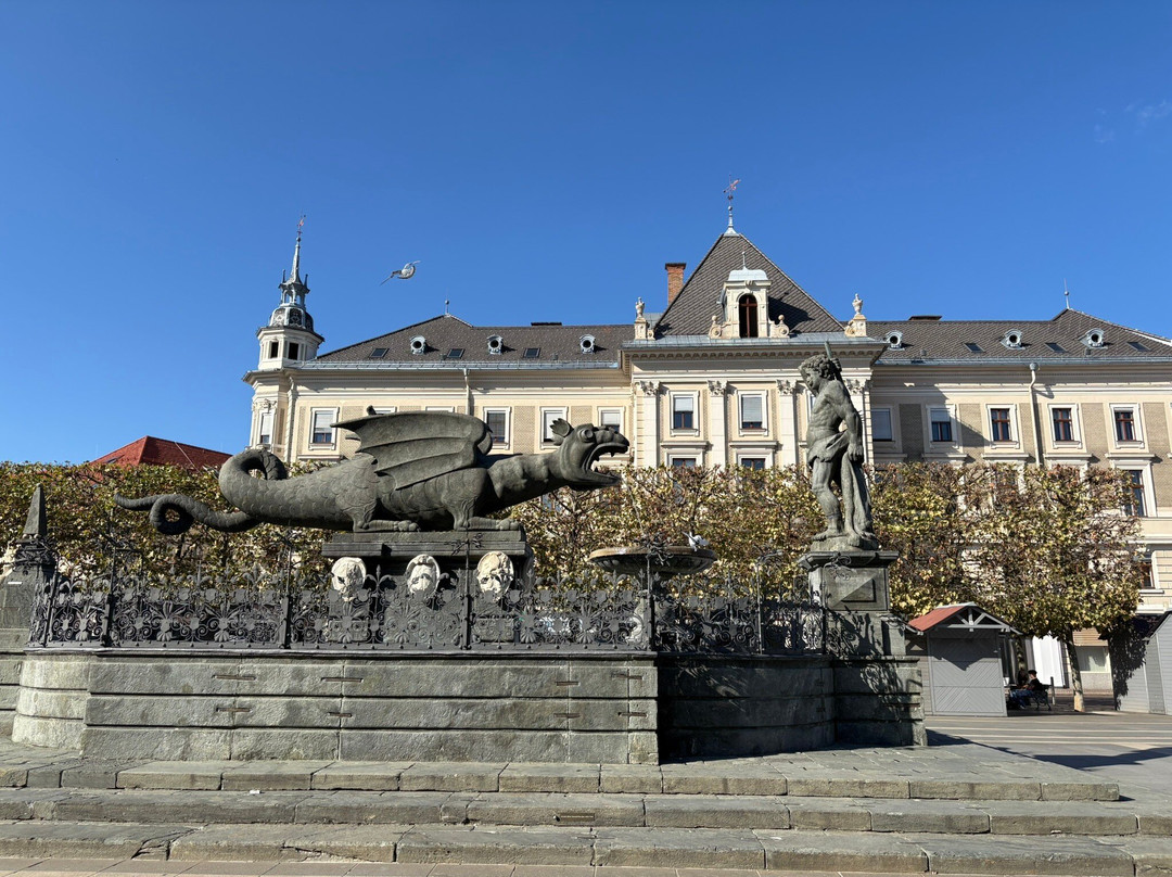 Lindwurmbrunnen-卡拉根渡口必去景点