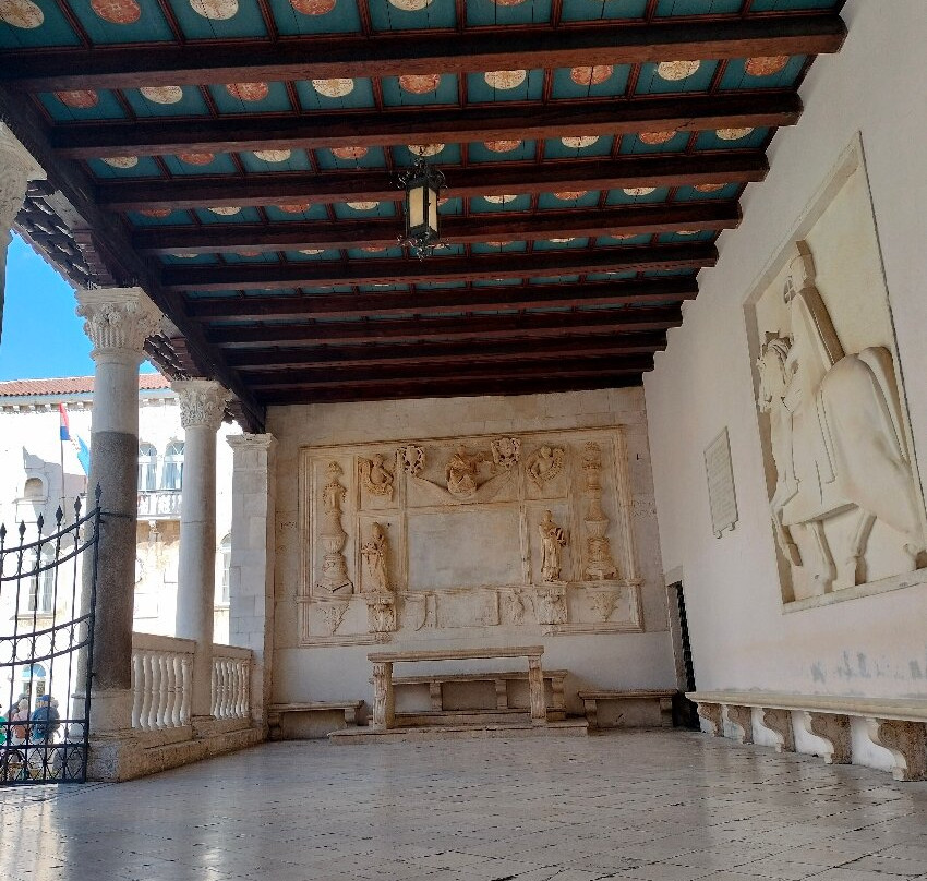 Loggia - Doorway-特罗吉尔必去景点