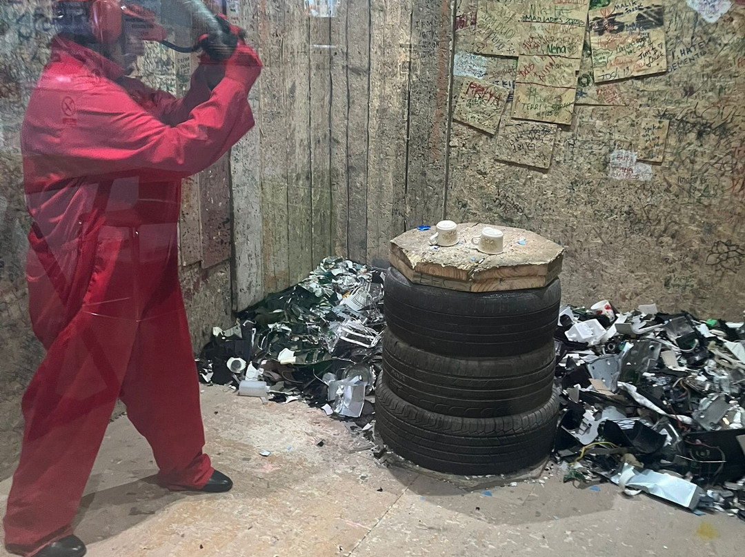 Rage Out - Rage Rooms & Axe Throwing-梅德斯通必去景点