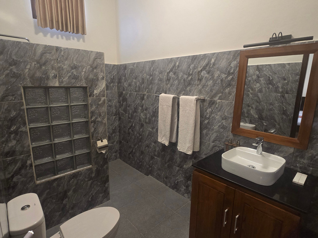 罗薇娜海滩苏玛酒店主图