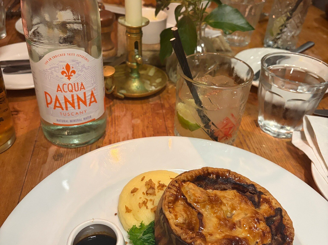 The Kingham Plough主图