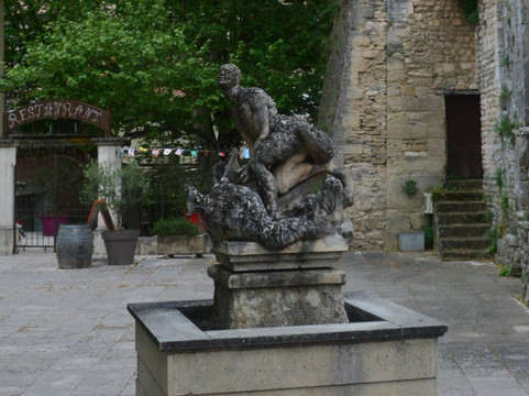 Statue de Saint-Véran-泉水小镇必去景点
