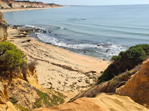 Cliff Boardwalk and Pathway-Olhos de Agua必去景点