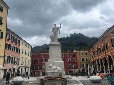 Piazza Alberica-卡拉拉必去景点