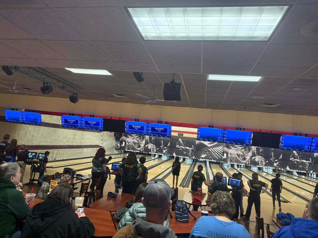 Dale's Weston Lanes-Weston必去景点