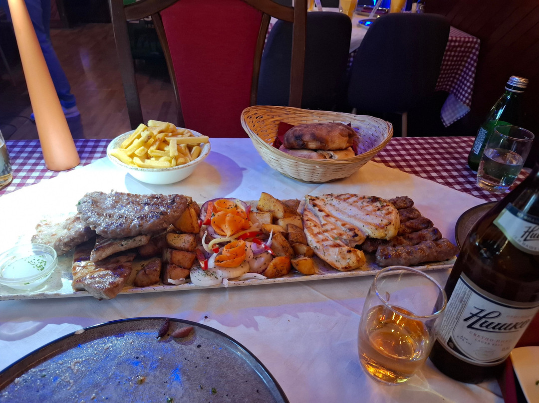 Etno Kafana Porta Crveni Pevac