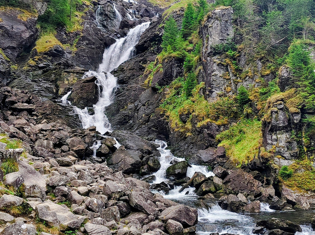 Låtefossen Waterfall-Skare必去景点