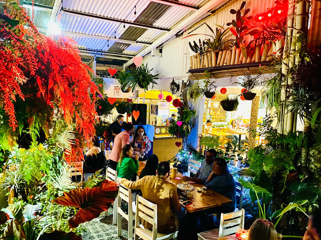 Las Marias Pollo A La Leña Y Soda