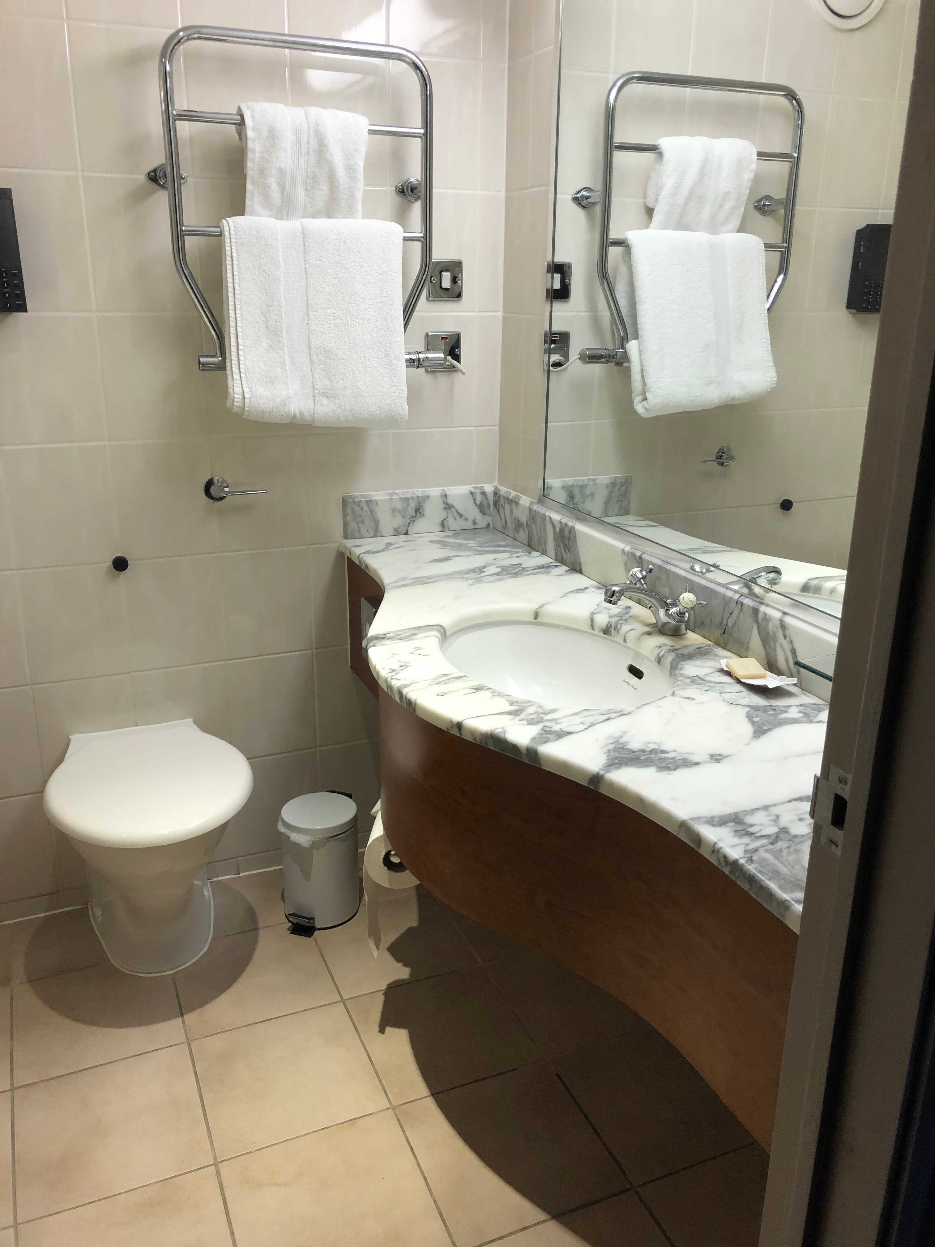 Kettering Park Hotel & Spa-浴室