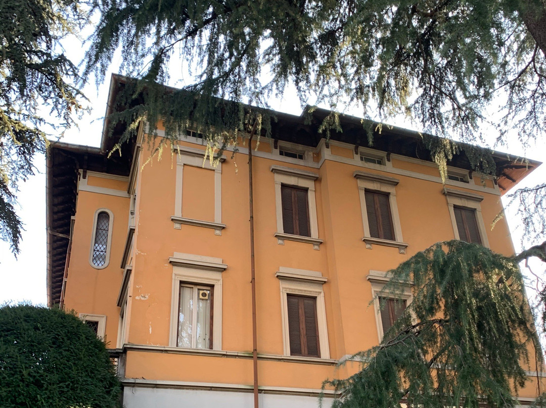 Palazzina della Manifattura Briantea Luigi Silvera-诺瓦米拉内塞必去景点