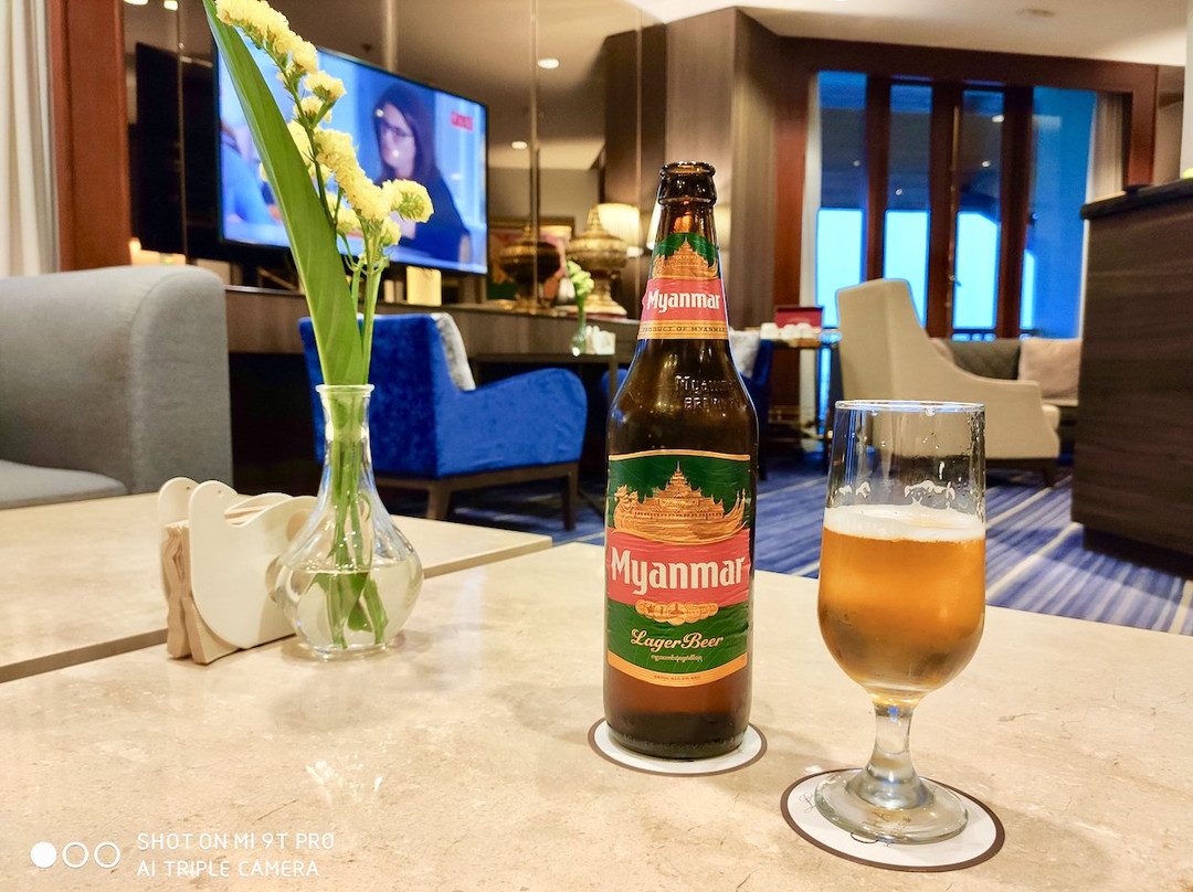 察殿仰光皇家湖酒店主图