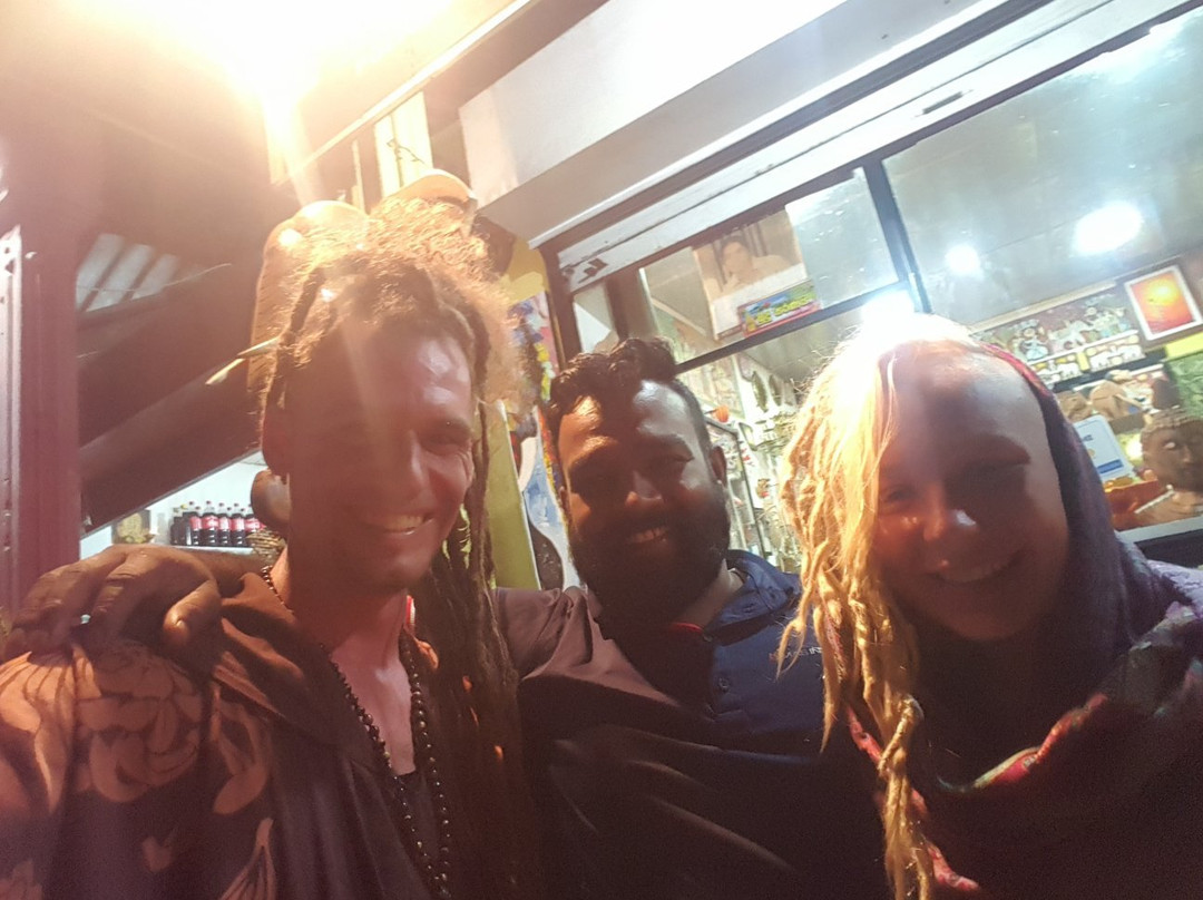 R. M. S Antique And Brassware-埃勒必去景点