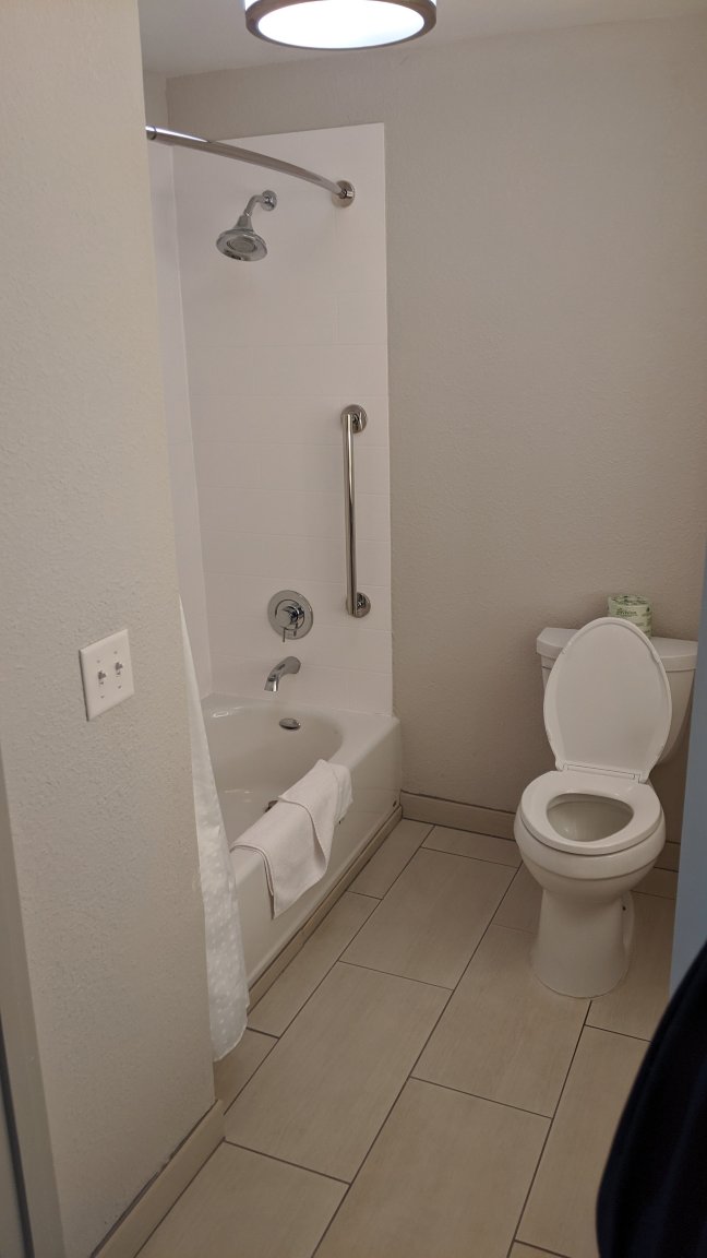 智选假日套房酒店克洛维斯，弗雷斯诺地区-浴室