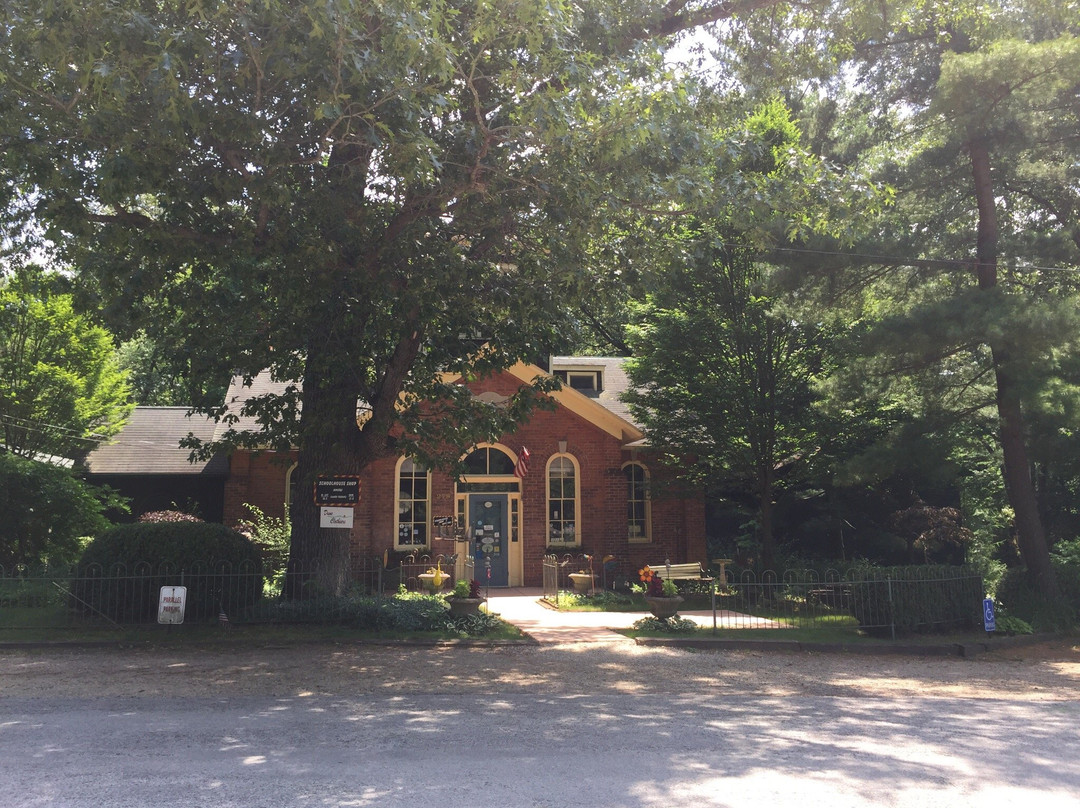 Schoolhouse Shops and Antiques景点图片