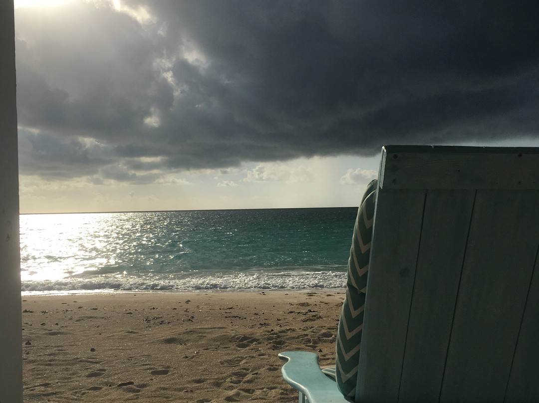 Rollezz Villas Beach Resort主图