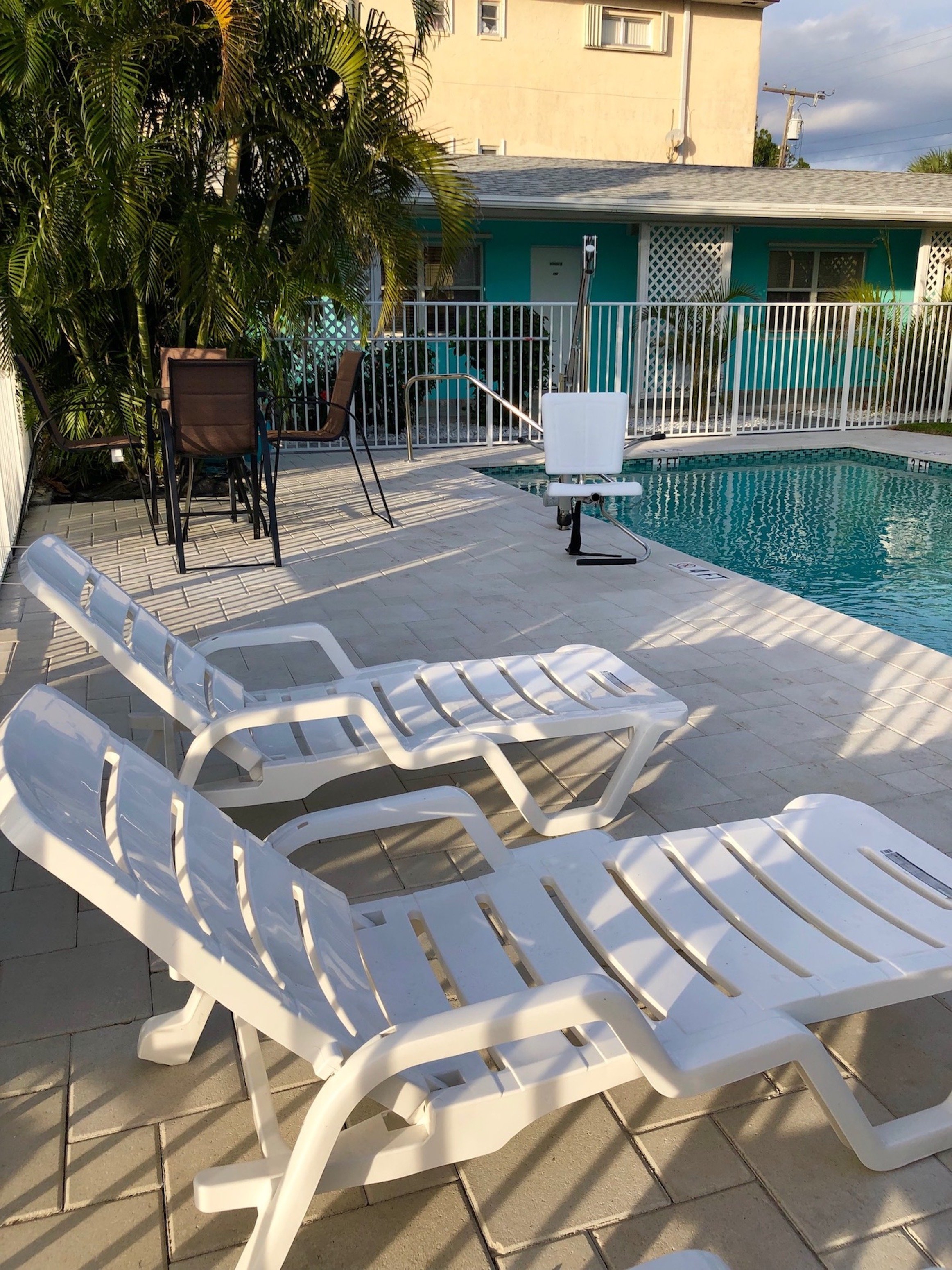 White Horse Motel-官方