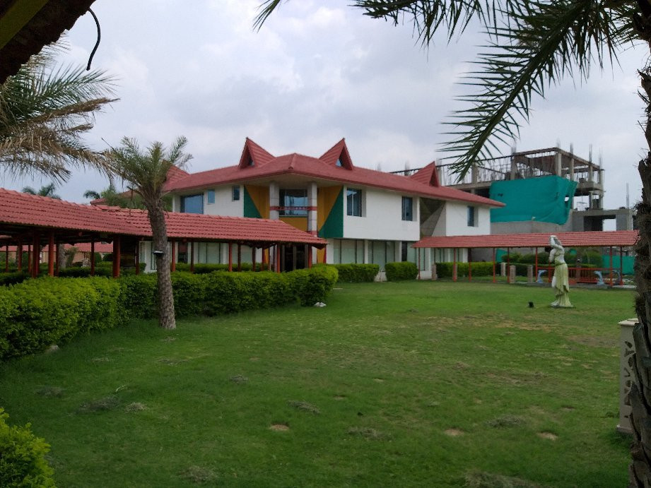 The Crescent Resort & Club主图