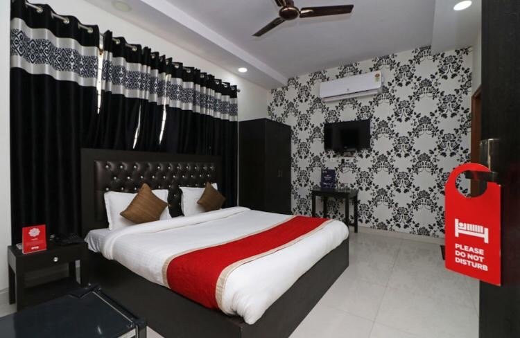 OYO 11717 Gold Star Suits主图