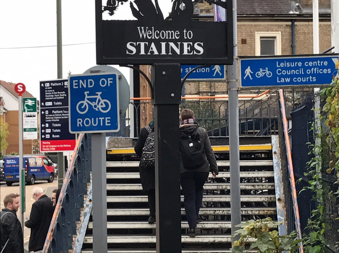 Staines Railway Station景点图片