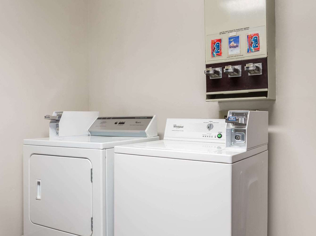 迪克森速8酒店主图