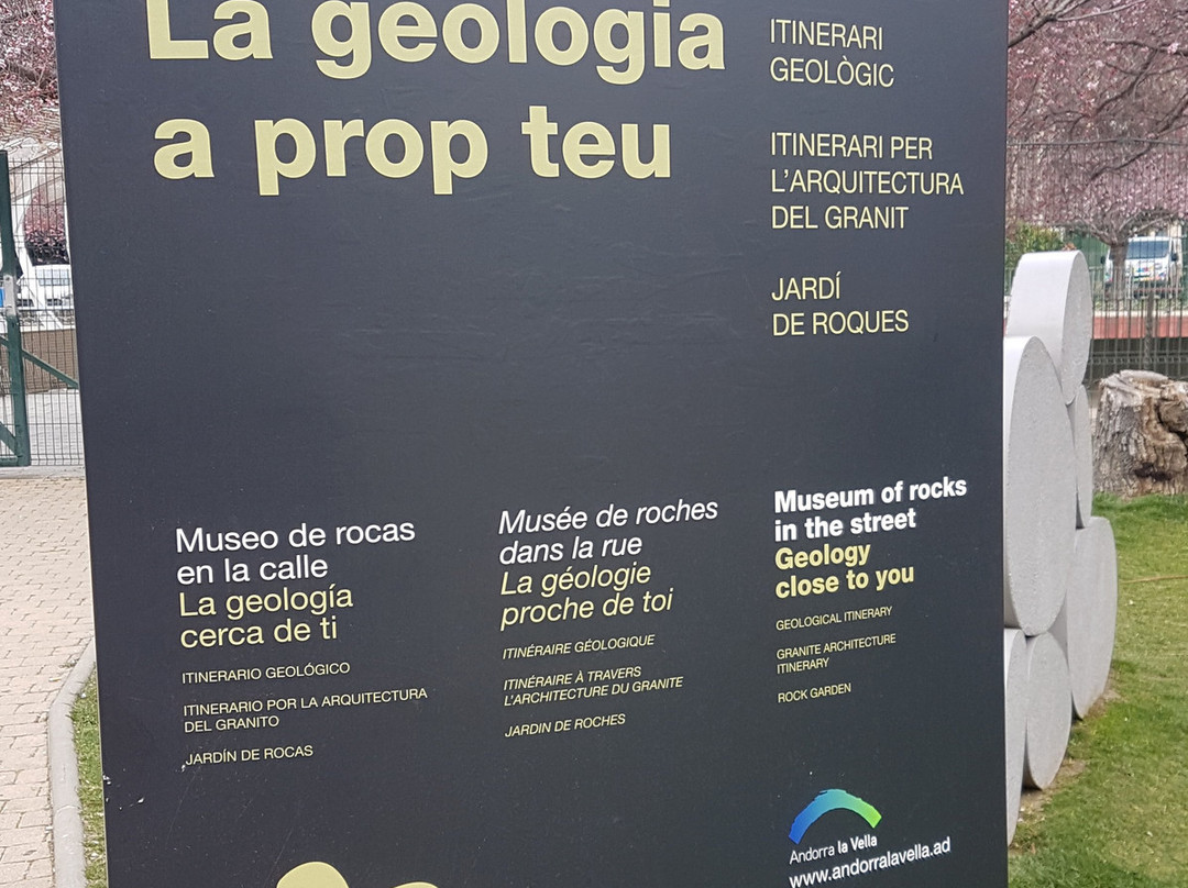 Museo de geologia Roques al carrer景点图片