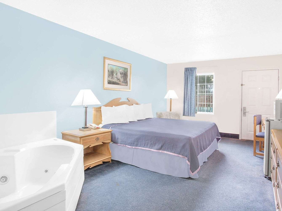 Howard Johnson by Wyndham Staunton主图