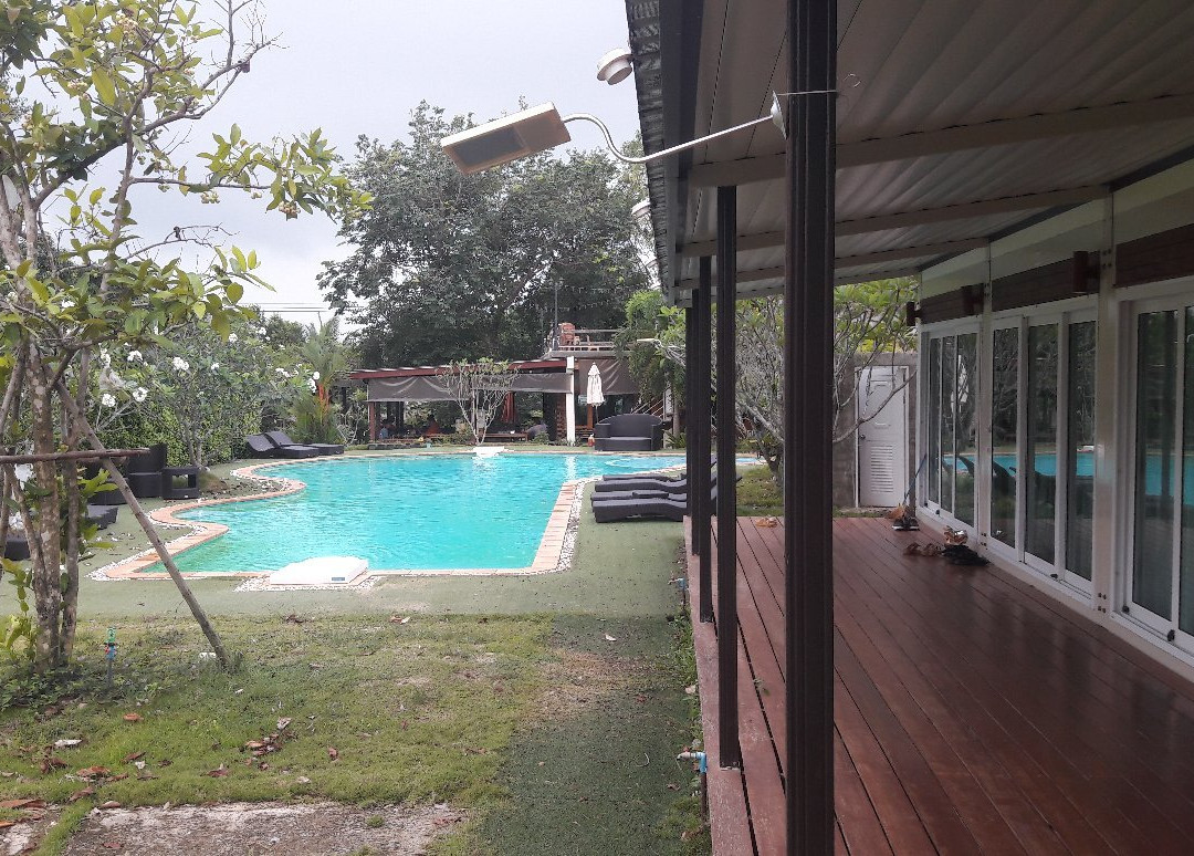 Check In and Chill Out主图