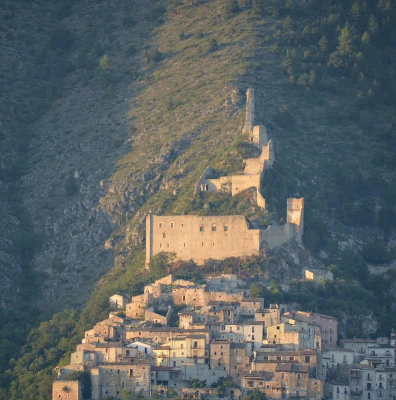 Castello De Sanctis-Roccacasale必去景点