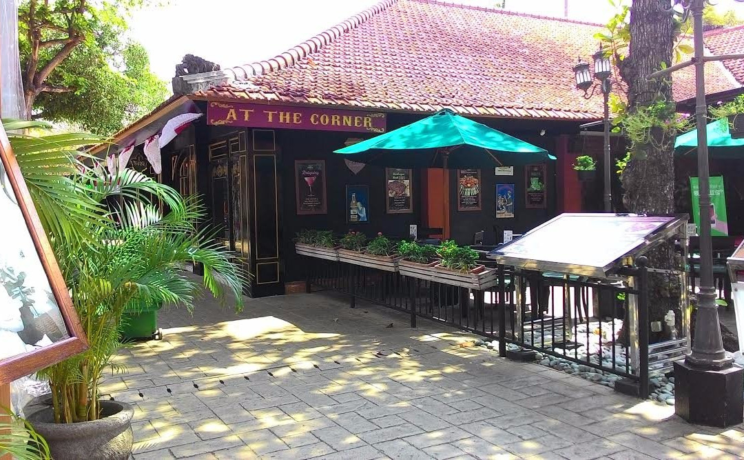 At the Corner景点图片