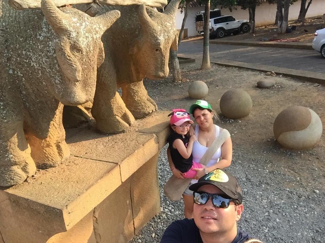 Monumento al Buey-巴里查拉必去景点