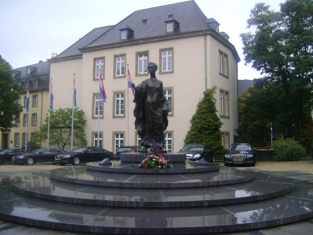 Statue de la Grande Duchesse Charlotte-卢森堡城必去景点
