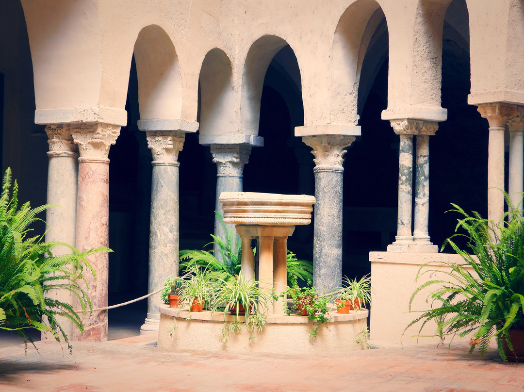 Badia della Santissima Trinita'景点图片