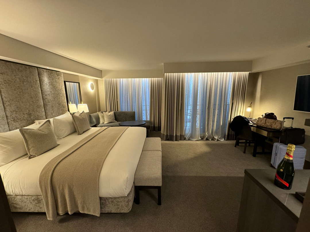 里阿尔酒店主图