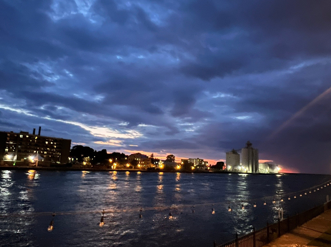 Clarion Hotel & Suites Riverfront主图