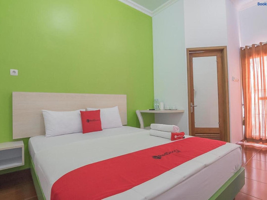 RedDoorz Plus Near Alun Alun Kuningan