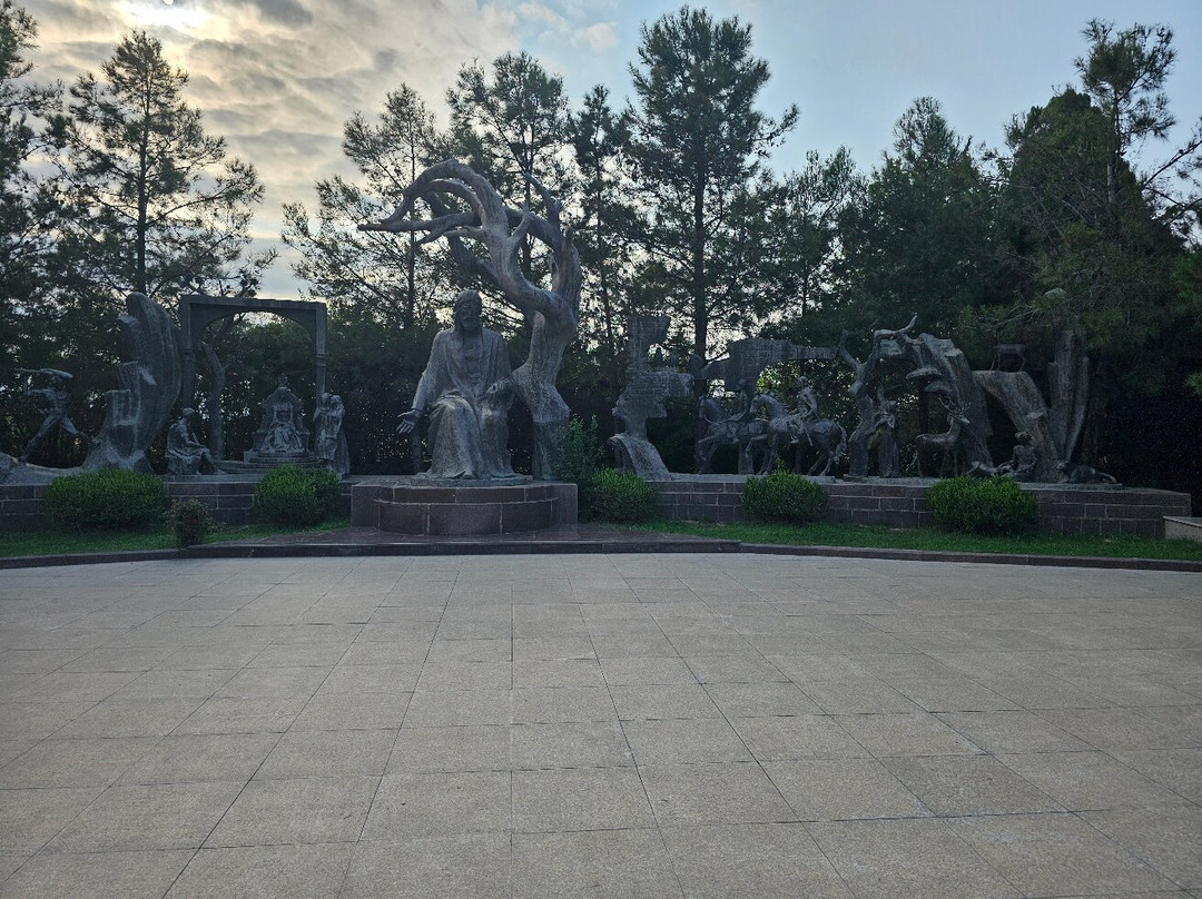 Nizami Ganjavi Mausoleum-占贾必去景点