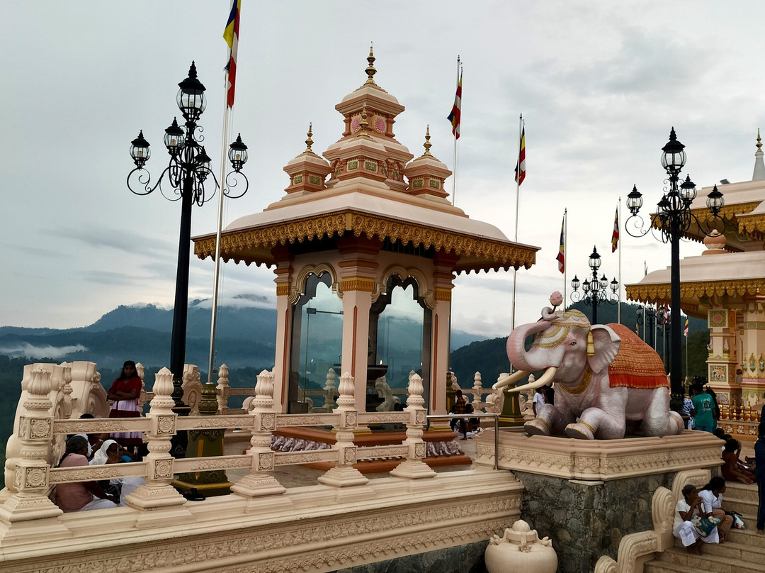 Mahamevnawa Monastery-Kumbalwela必去景点