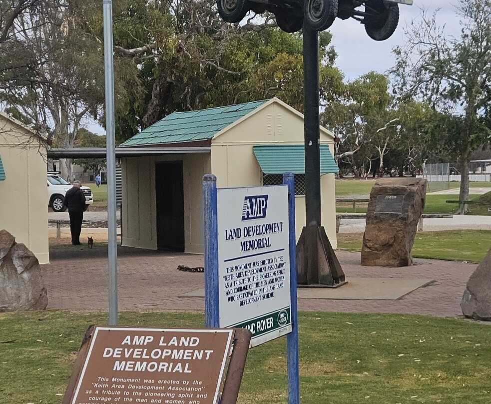 Landrover On A Pole-Keith必去景点