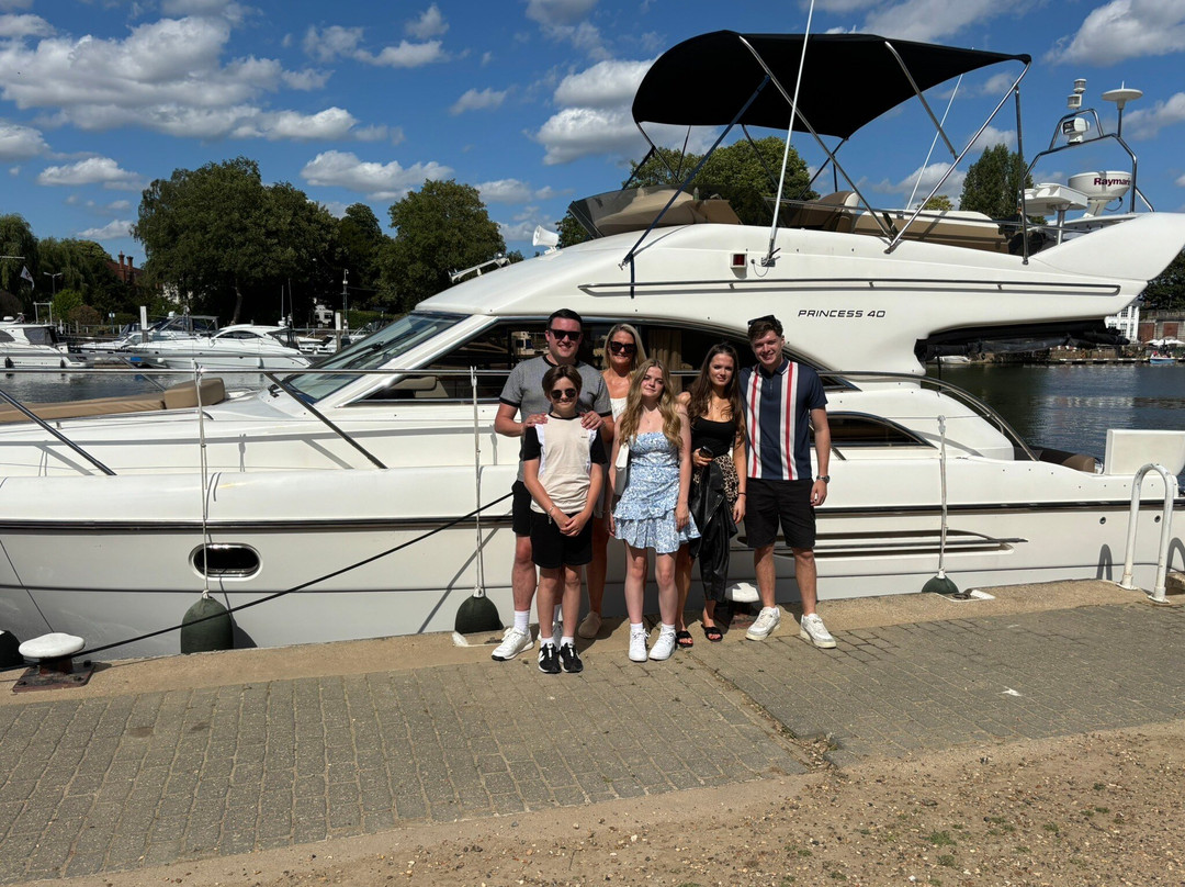 Aquaholics Charters-Thames Ditton必去景点