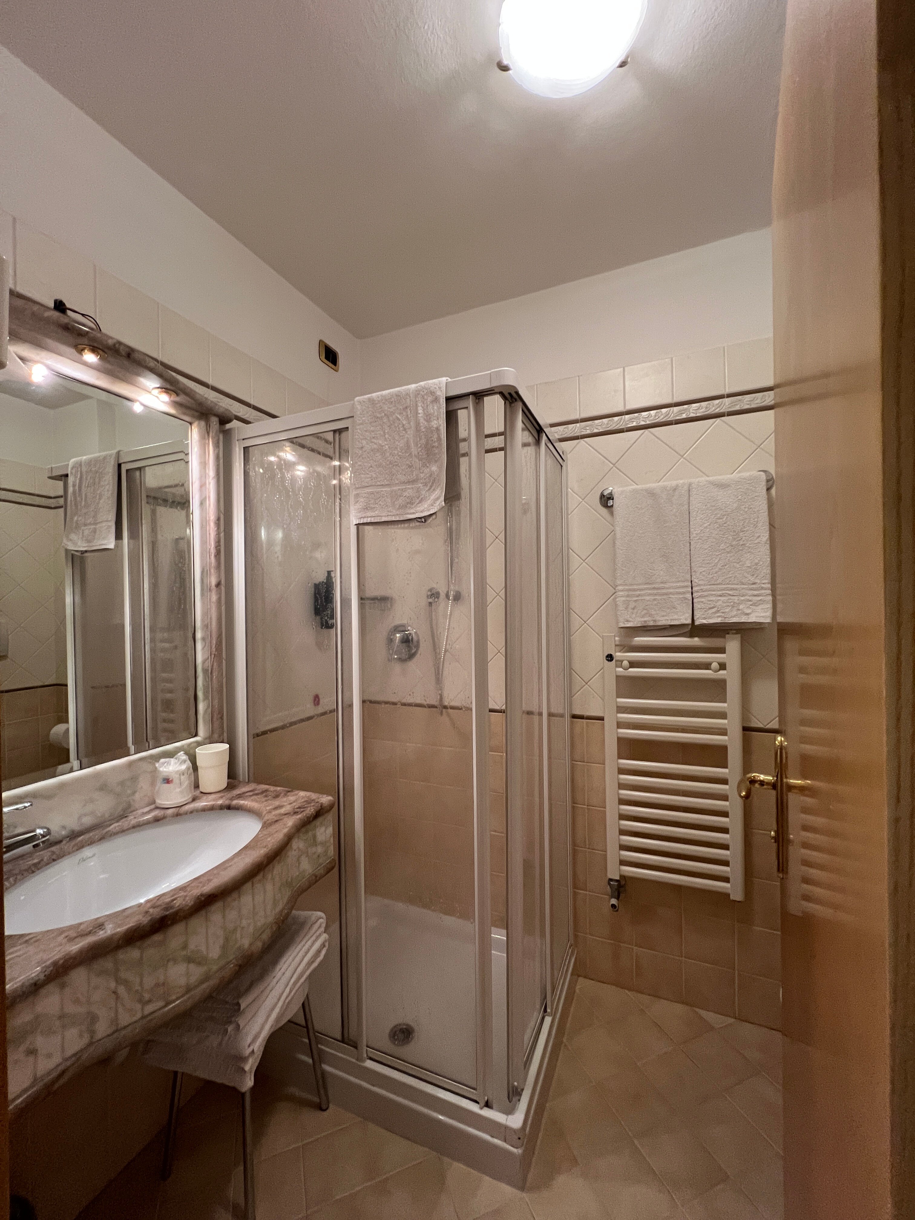 Family Hotel La Perla-浴室