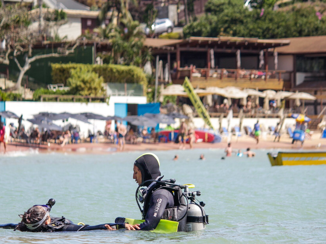 Praia João Fernandes-布基亚斯必去景点