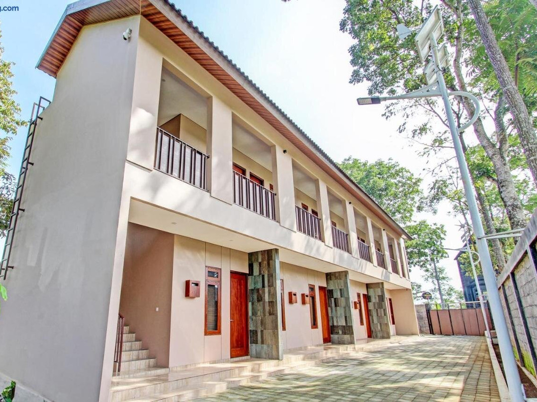 Oyo Life 93497 Griya Kost Rr