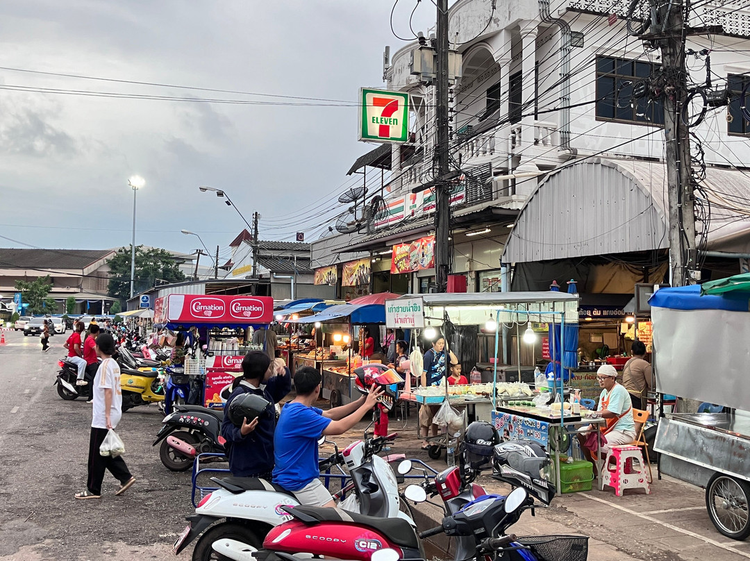 Somkiat Market-沙功那空必去景点