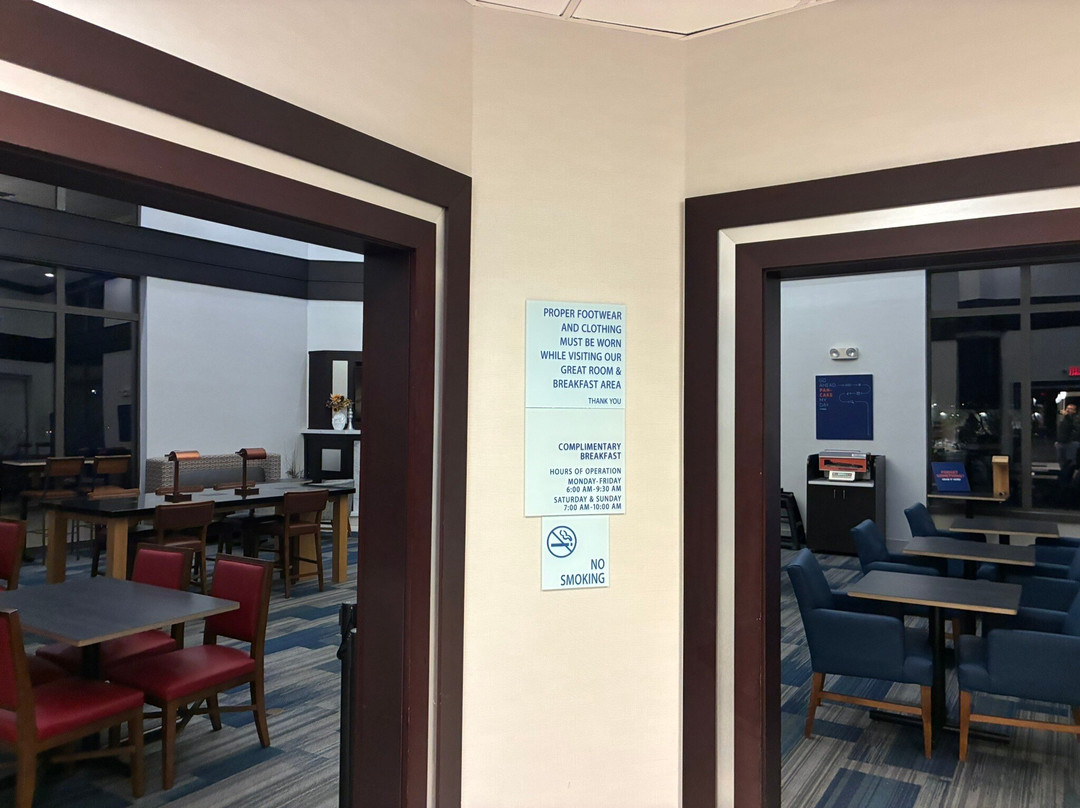 智选假日套房酒店阿克伦地区机场区主图