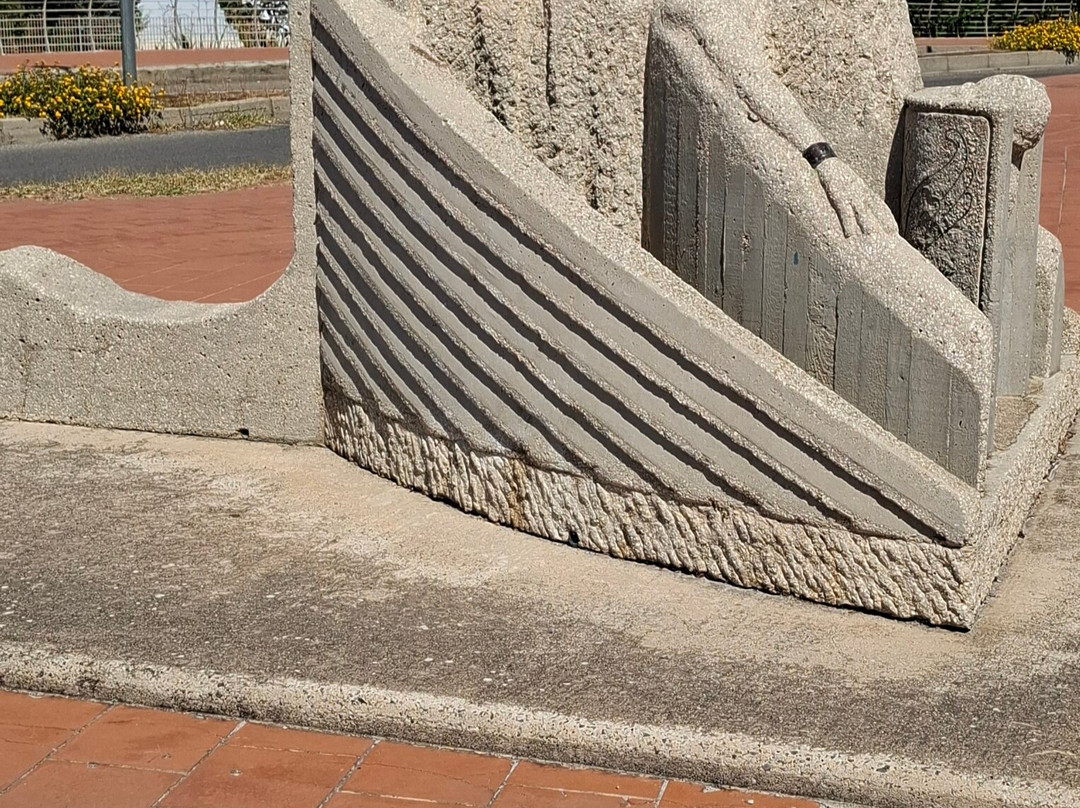 Fishermen Statue-La Caletta必去景点
