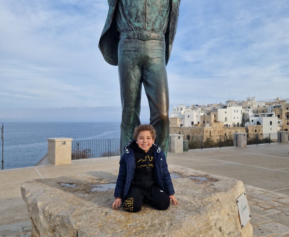 Statua di Domenico Modugno-波利尼亚诺阿马雷必去景点