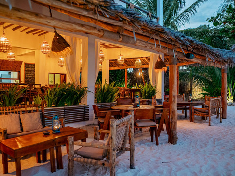 High Tide Lounge & Pizzeria