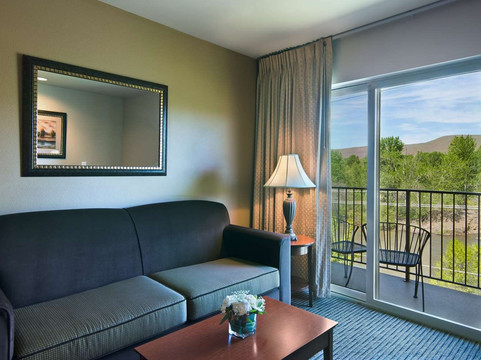 雅吉瓦牛津套房酒店主图